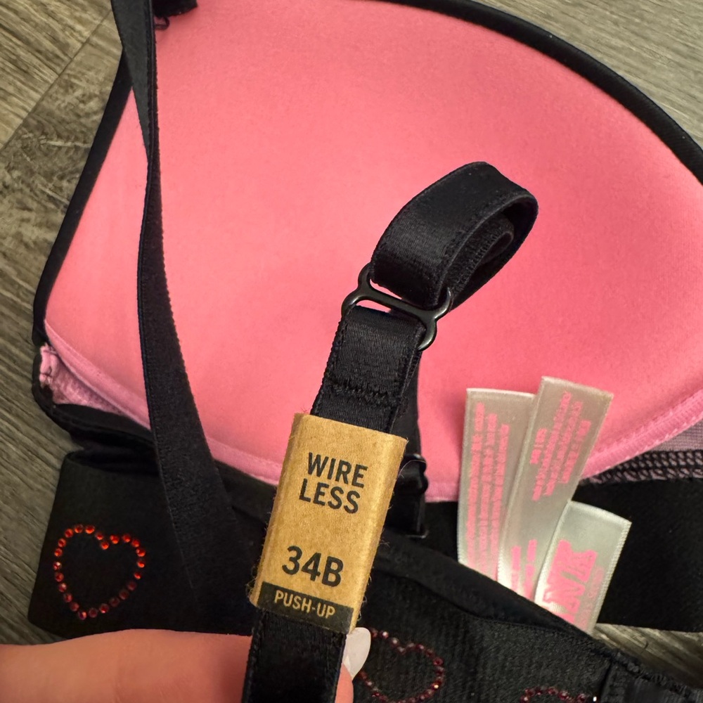 NWT PINK Victoria's Secret Black Bra with Red Heart Accents - Picture 5 of 6